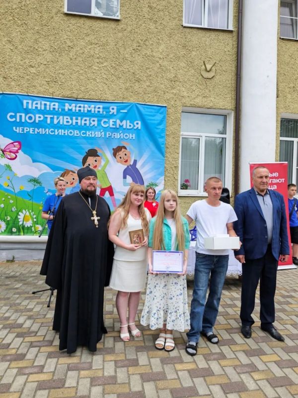 «Мы одна семья» - под таким названием вчера в Черемисиновском районе прошёл традиционный семейный велопробег, посвященный Дню семьи, любви и верности «Мы одна семья» - под таким названием вчера в Черемисиновском районе прошёл традиционный семейный велопробег, посвященный Дню семьи, любви и верности