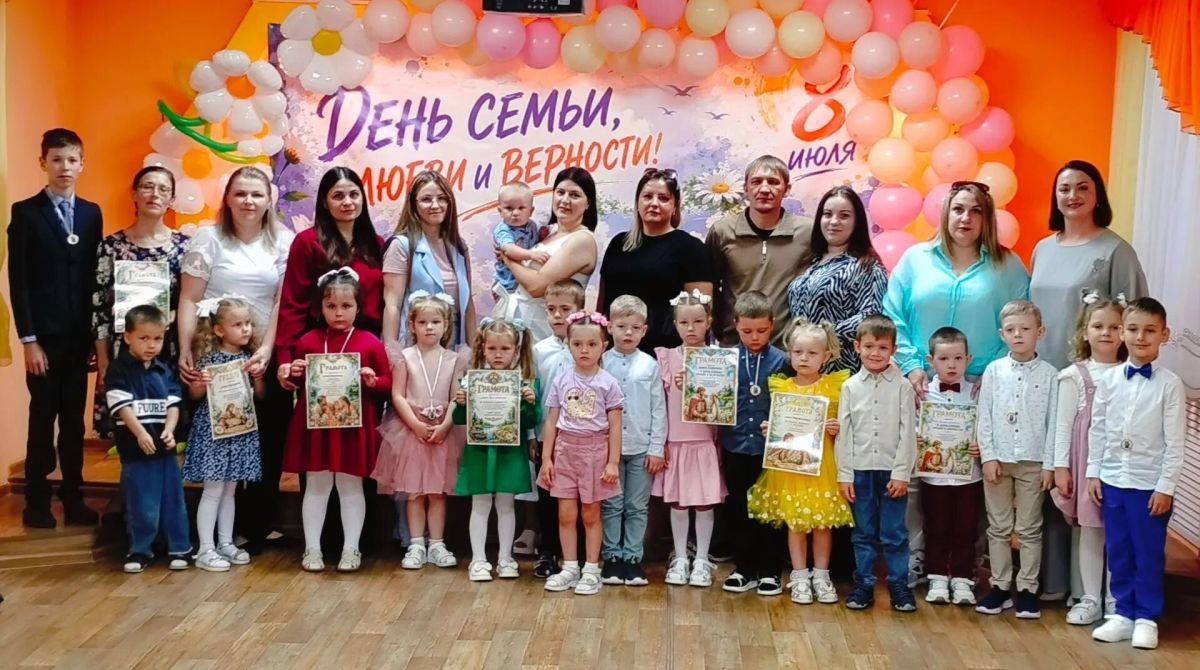 В Конышевском детском саду прошёл тёплый и радостный семейный фестиваль, посвящённый Дню семьи, любви и верности!