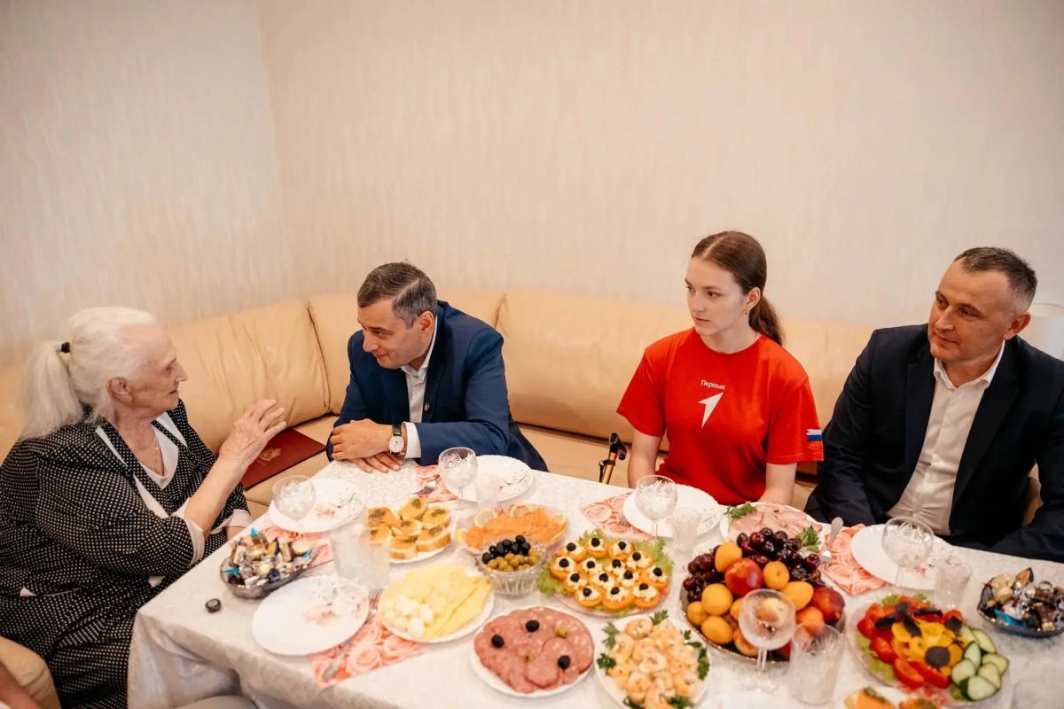 Хинштейн поздравил 101-летнюю курскую фронтовичку Надежду Есину Хинштейн поздравил 101-летнюю курскую фронтовичку Надежду Есину