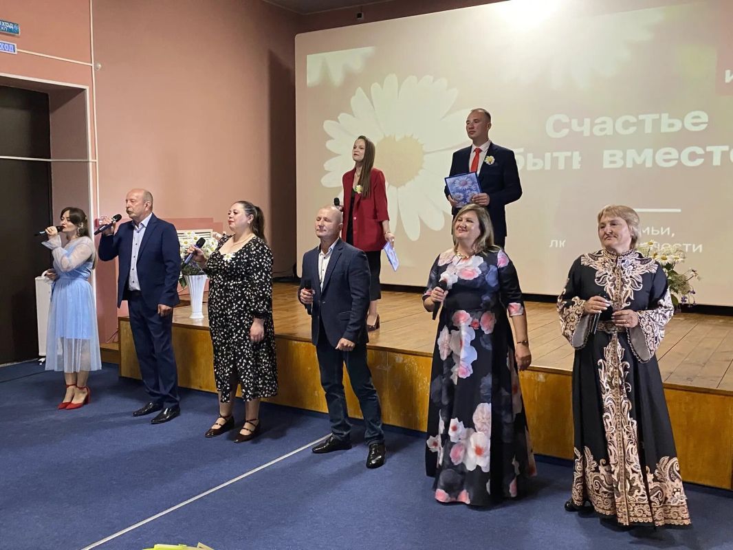 Сегодня на сцене ЦДК «Родина» состоялось торжественное мероприятие, посвященное празднованию Дня семьи, любви и верности Сегодня на сцене ЦДК «Родина» состоялось торжественное мероприятие, посвященное празднованию Дня семьи, любви и верности