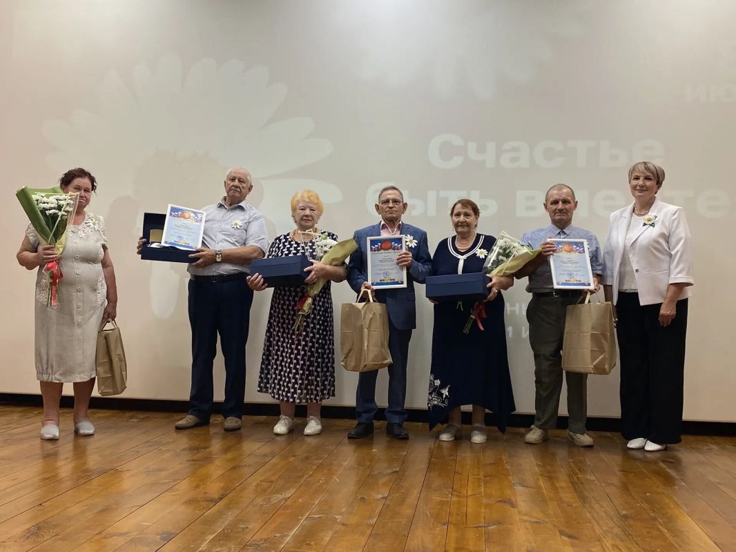 Сегодня на сцене ЦДК «Родина» состоялось торжественное мероприятие, посвященное празднованию Дня семьи, любви и верности Сегодня на сцене ЦДК «Родина» состоялось торжественное мероприятие, посвященное празднованию Дня семьи, любви и верности