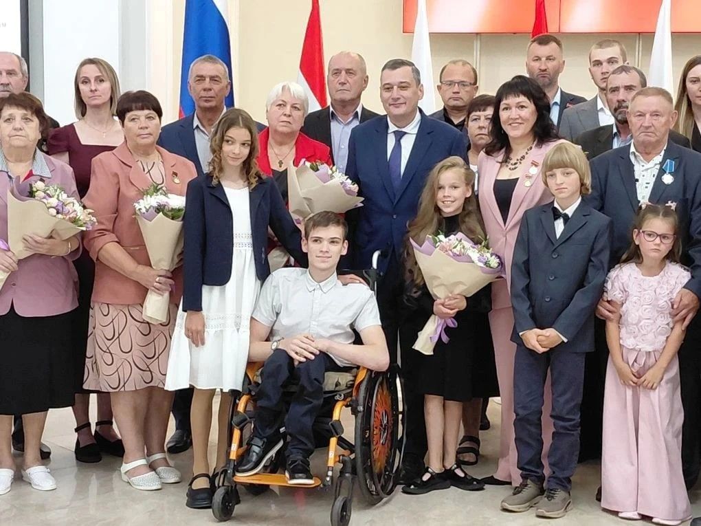 Александр Хинштейн наградил курян за заслуги в воспитании детей Александр Хинштейн наградил курян за заслуги в воспитании детей