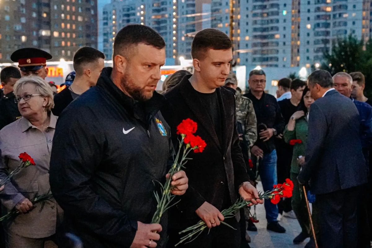 8 июля 2025г. Вооружённые силы Украины нанесли удар по мирному населению Курска: горящие обломки сбитого беспилотника рухнули на курский пляж «Городской» 8 июля 2025г. Вооружённые силы Украины нанесли удар по мирному населению Курска: горящие обломки сбитого беспилотника рухнули на курский пляж «Городской»
