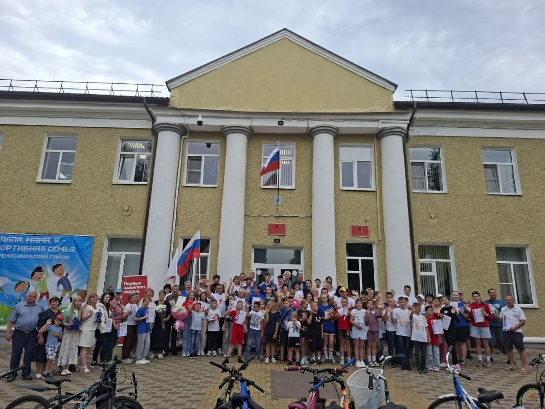 «Мы одна семья» - под таким названием вчера в Черемисиновском районе прошёл традиционный семейный велопробег, посвященный Дню семьи, любви и верности «Мы одна семья» - под таким названием вчера в Черемисиновском районе прошёл традиционный семейный велопробег, посвященный Дню семьи, любви и верности