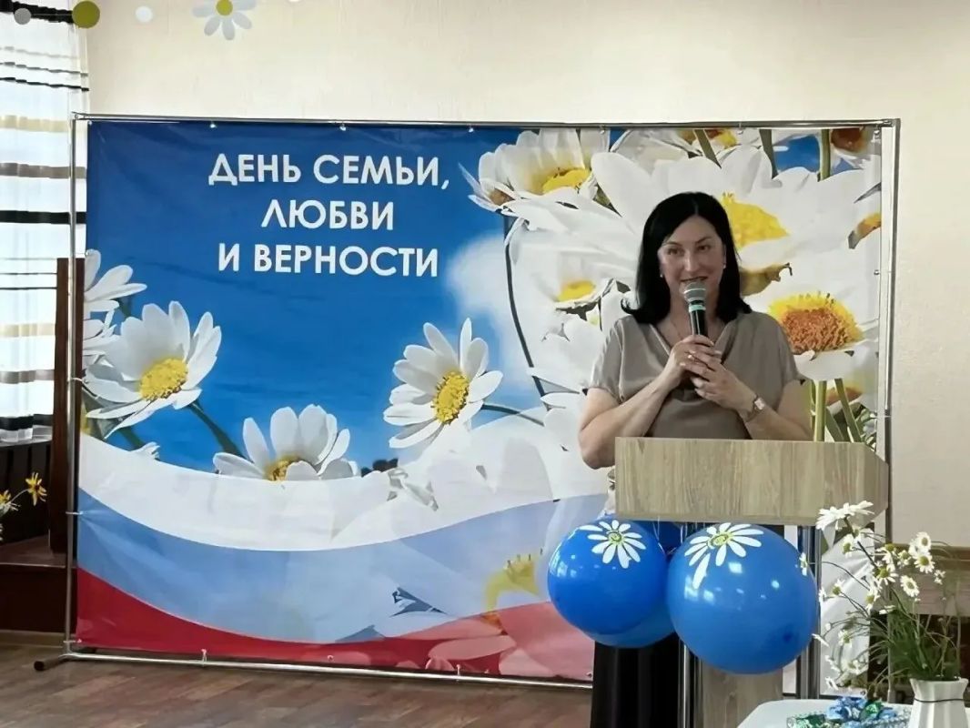В День семьи, любви и верности чествовали супружеские пары, чьи долгие союзы стали олицетворением крепости семейных уз, взаимного уважения и преданности В День семьи, любви и верности чествовали супружеские пары, чьи долгие союзы стали олицетворением крепости семейных уз, взаимного уважения и преданности
