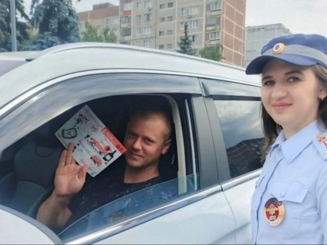 В честь Дня семьи, любви и верности Курчатовские Госавтоинспекторы напомнили водителям и пешеходам о важности соблюдения правил дорожного движения В честь Дня семьи, любви и верности Курчатовские Госавтоинспекторы напомнили водителям и пешеходам о важности соблюдения правил дорожного движения