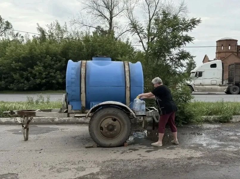 Как рассказали в комитете ЖКХ, на 1-й Агрегатной подрядчиком, производившим работы по реконструкции сети напорной канализации, была нарушена целостность трубы водопровода к жилым домам Как рассказали в комитете ЖКХ, на 1-й Агрегатной подрядчиком, производившим работы по реконструкции сети напорной канализации, была нарушена целостность трубы водопровода к жилым домам