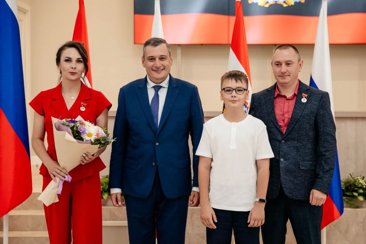 В Доме Советов прошла церемония награждения родителей нагрудным знаком «За заслуги в воспитании детей», почетным знаком «Материнская слава – Отцовская доблесть», медалью «Мать героя» и «Отец героя» В Доме Советов прошла церемония награждения родителей нагрудным знаком «За заслуги в воспитании детей», почетным знаком «Материнская слава – Отцовская доблесть», медалью «Мать героя» и «Отец героя»