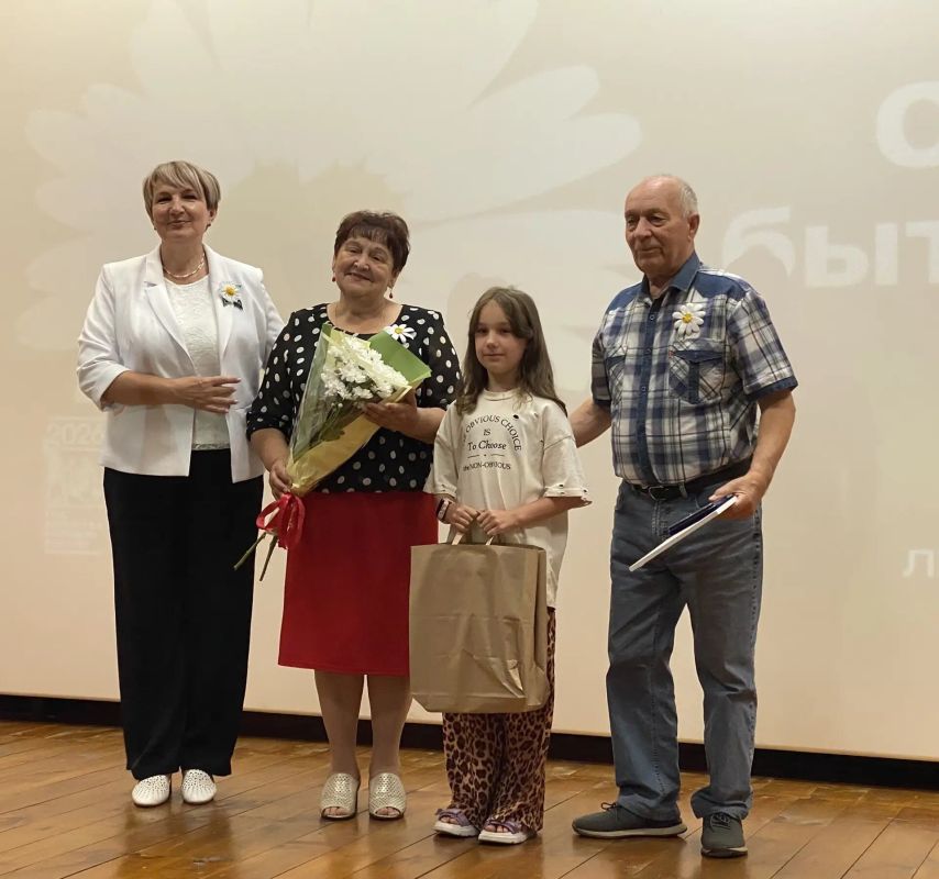 Сегодня на сцене ЦДК «Родина» состоялось торжественное мероприятие, посвященное празднованию Дня семьи, любви и верности Сегодня на сцене ЦДК «Родина» состоялось торжественное мероприятие, посвященное празднованию Дня семьи, любви и верности