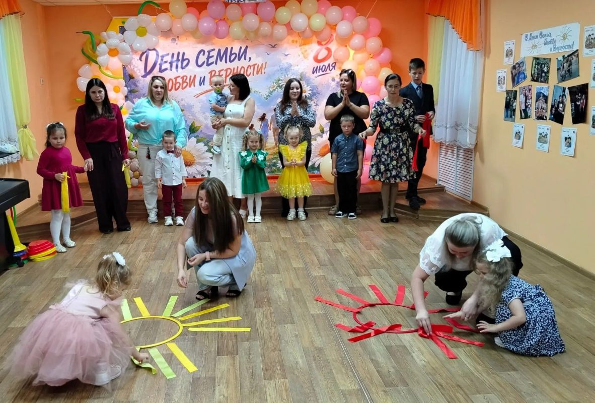 В Конышевском детском саду прошёл тёплый и радостный семейный фестиваль, посвящённый Дню семьи, любви и верности! В Конышевском детском саду прошёл тёплый и радостный семейный фестиваль, посвящённый Дню семьи, любви и верности!
