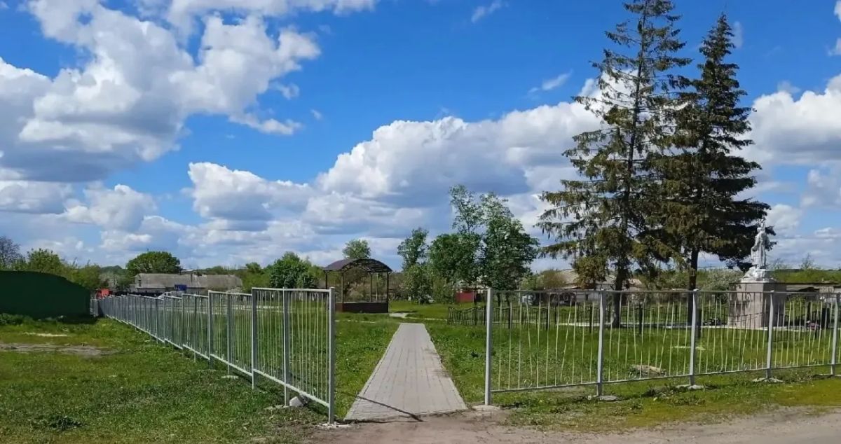 В селе Беседино Курского района завершили очередной этап благоустройства сквера у мемориала В селе Беседино Курского района завершили очередной этап благоустройства сквера у мемориала