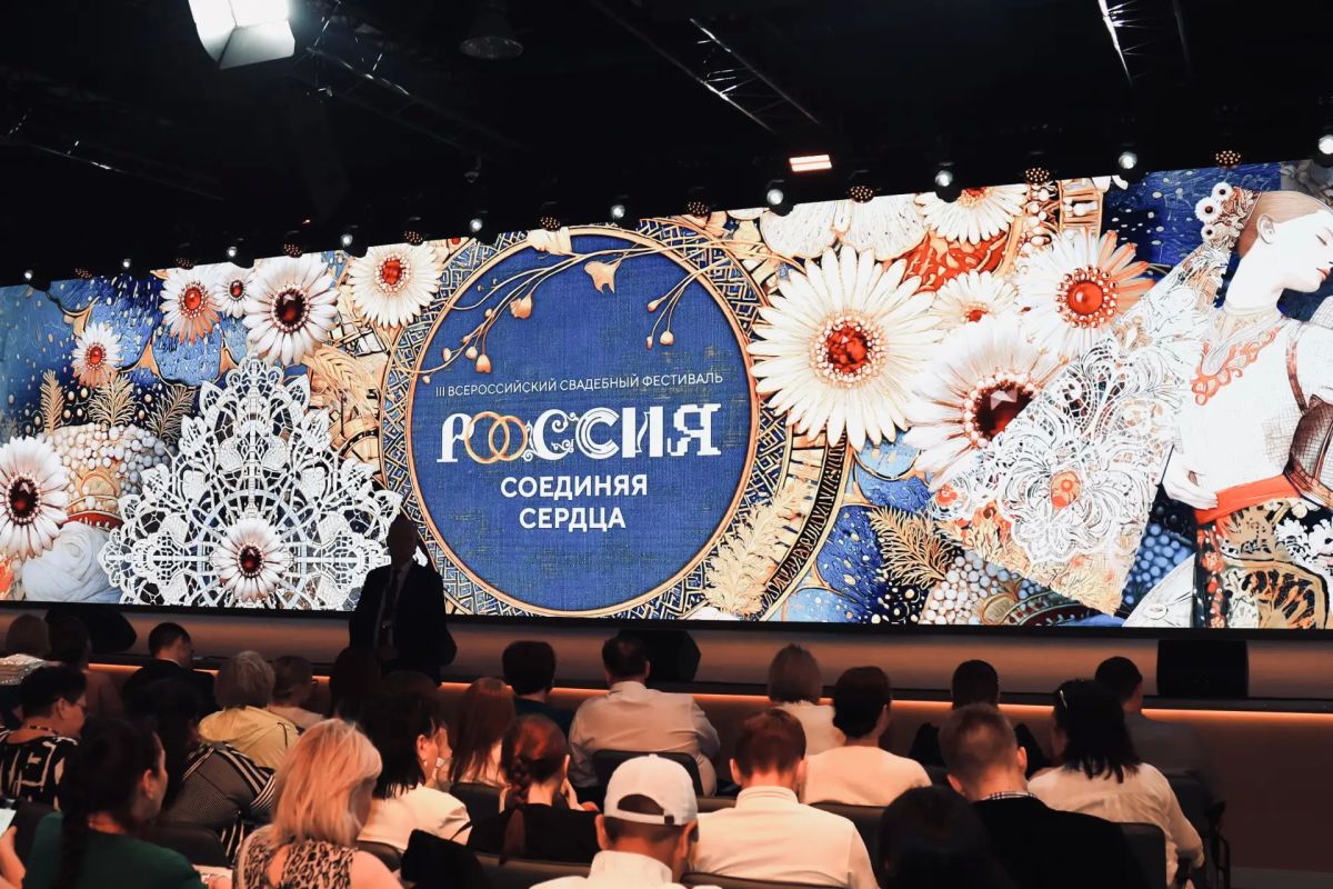 Две курские пары поженились на Всероссийском свадебном фестивале в Москве Две курские пары поженились на Всероссийском свадебном фестивале в Москве
