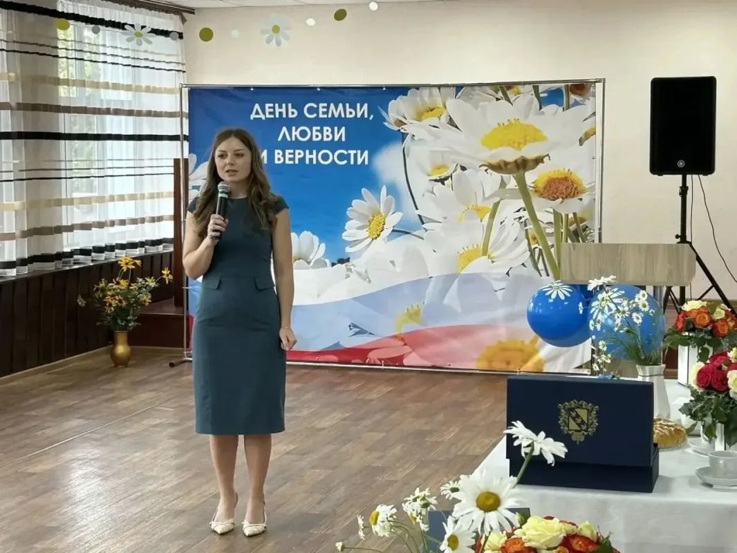 В День семьи, любви и верности чествовали супружеские пары, чьи долгие союзы стали олицетворением крепости семейных уз, взаимного уважения и преданности В День семьи, любви и верности чествовали супружеские пары, чьи долгие союзы стали олицетворением крепости семейных уз, взаимного уважения и преданности