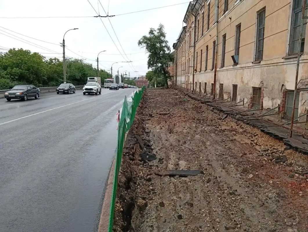 На улице Сонина начали ремонт тротуара