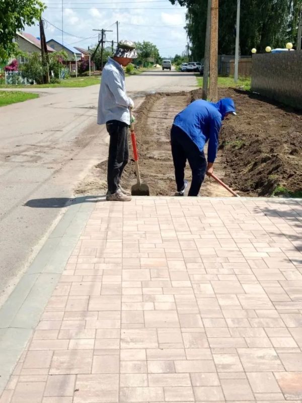В Верхнем Любаже по программе «Народный бюджет» бригада приступила к работам по укладке тротуарной плиткой дорожки по улице Школьной В Верхнем Любаже по программе «Народный бюджет» бригада приступила к работам по укладке тротуарной плиткой дорожки по улице Школьной