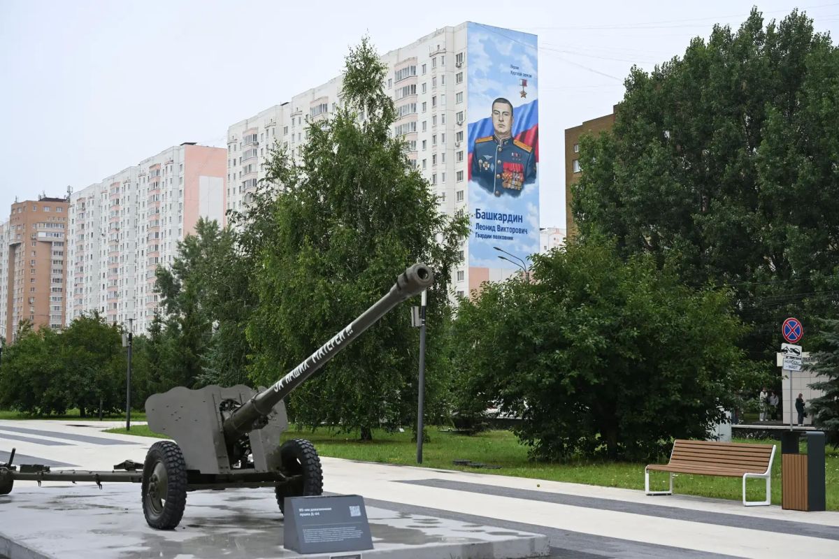 На проспекте Победы открыли мурал в честь Героя России, гвардии полковника Леонида Башкардина На проспекте Победы открыли мурал в честь Героя России, гвардии полковника Леонида Башкардина