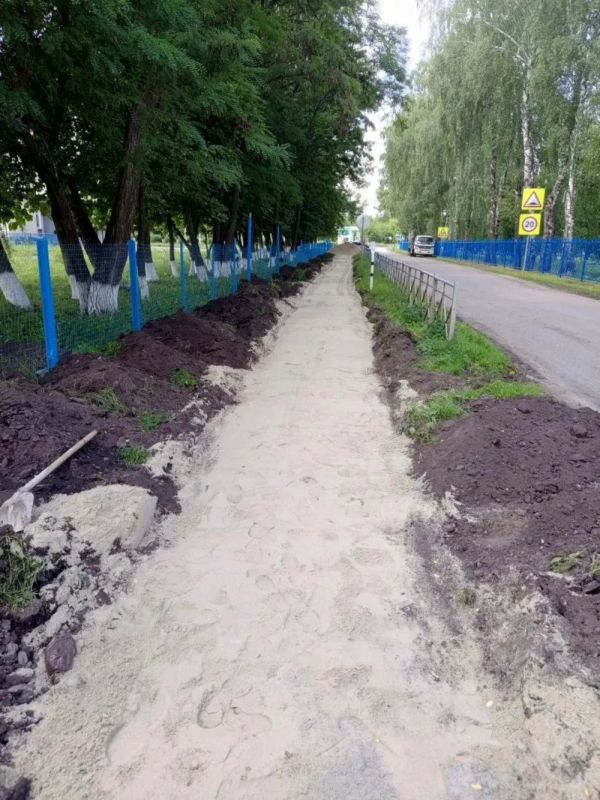 В Верхнем Любаже по программе «Народный бюджет» бригада приступила к работам по укладке тротуарной плиткой дорожки по улице Школьной В Верхнем Любаже по программе «Народный бюджет» бригада приступила к работам по укладке тротуарной плиткой дорожки по улице Школьной
