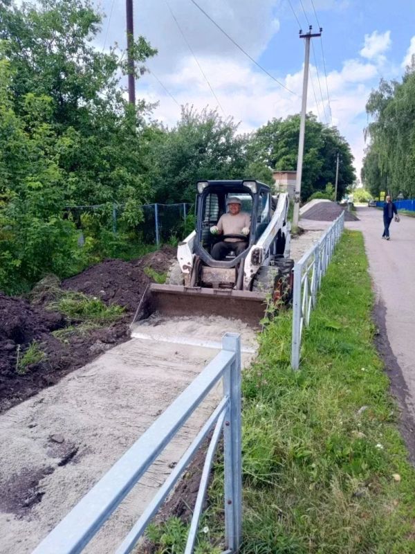 В Верхнем Любаже по программе «Народный бюджет» бригада приступила к работам по укладке тротуарной плиткой дорожки по улице Школьной В Верхнем Любаже по программе «Народный бюджет» бригада приступила к работам по укладке тротуарной плиткой дорожки по улице Школьной