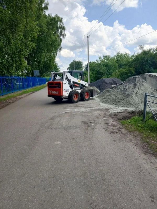В Верхнем Любаже по программе «Народный бюджет» бригада приступила к работам по укладке тротуарной плиткой дорожки по улице Школьной В Верхнем Любаже по программе «Народный бюджет» бригада приступила к работам по укладке тротуарной плиткой дорожки по улице Школьной