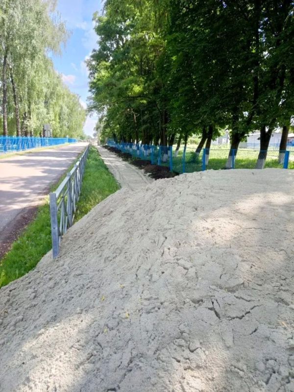 В Верхнем Любаже по программе «Народный бюджет» бригада приступила к работам по укладке тротуарной плиткой дорожки по улице Школьной В Верхнем Любаже по программе «Народный бюджет» бригада приступила к работам по укладке тротуарной плиткой дорожки по улице Школьной