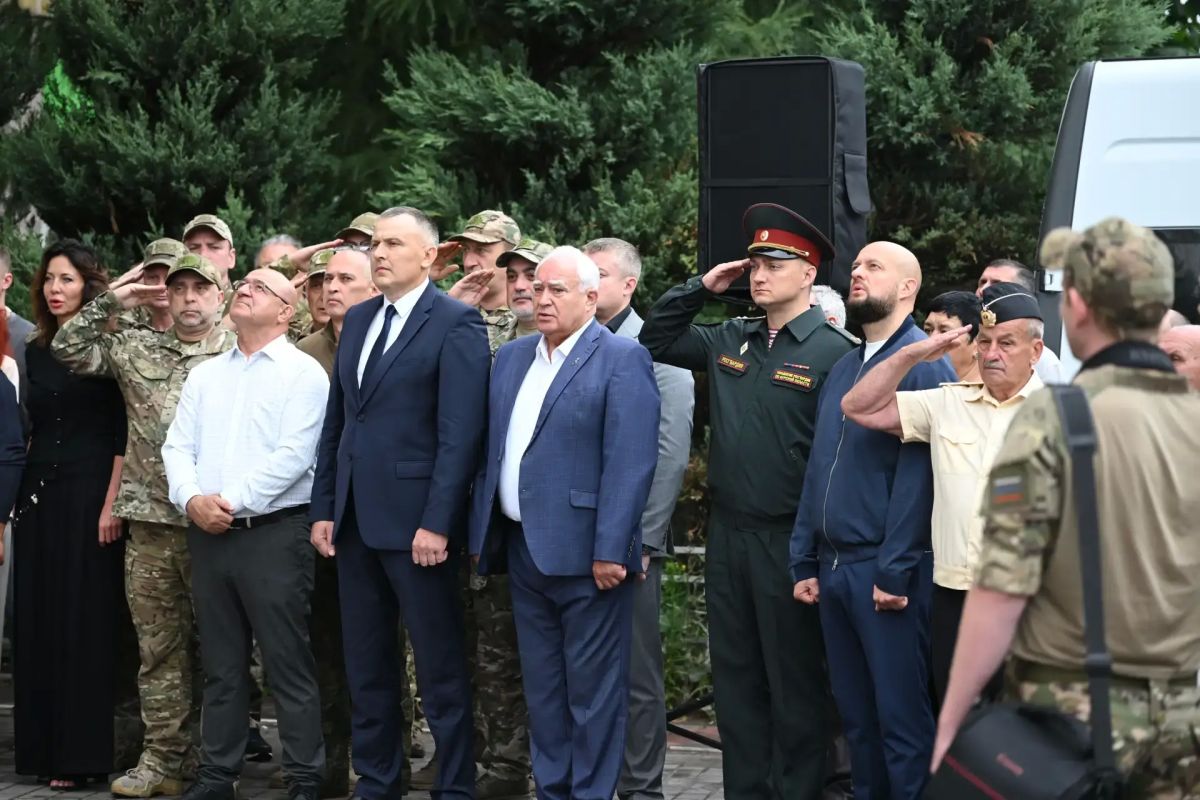 На проспекте Победы открыли мурал в честь Героя России, гвардии полковника Леонида Башкардина На проспекте Победы открыли мурал в честь Героя России, гвардии полковника Леонида Башкардина