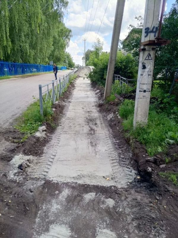 В Верхнем Любаже по программе «Народный бюджет» бригада приступила к работам по укладке тротуарной плиткой дорожки по улице Школьной В Верхнем Любаже по программе «Народный бюджет» бригада приступила к работам по укладке тротуарной плиткой дорожки по улице Школьной