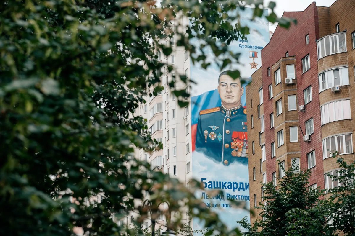 Александр Хинштейн: «Для кого — дядя Лёня, для кого — гора», — это слова из песни, которую боевые товарищи написали в память о Герое России, курянине Леониде Башкардине Александр Хинштейн: «Для кого — дядя Лёня, для кого — гора», — это слова из песни, которую боевые товарищи написали в память о Герое России, курянине Леониде Башкардине