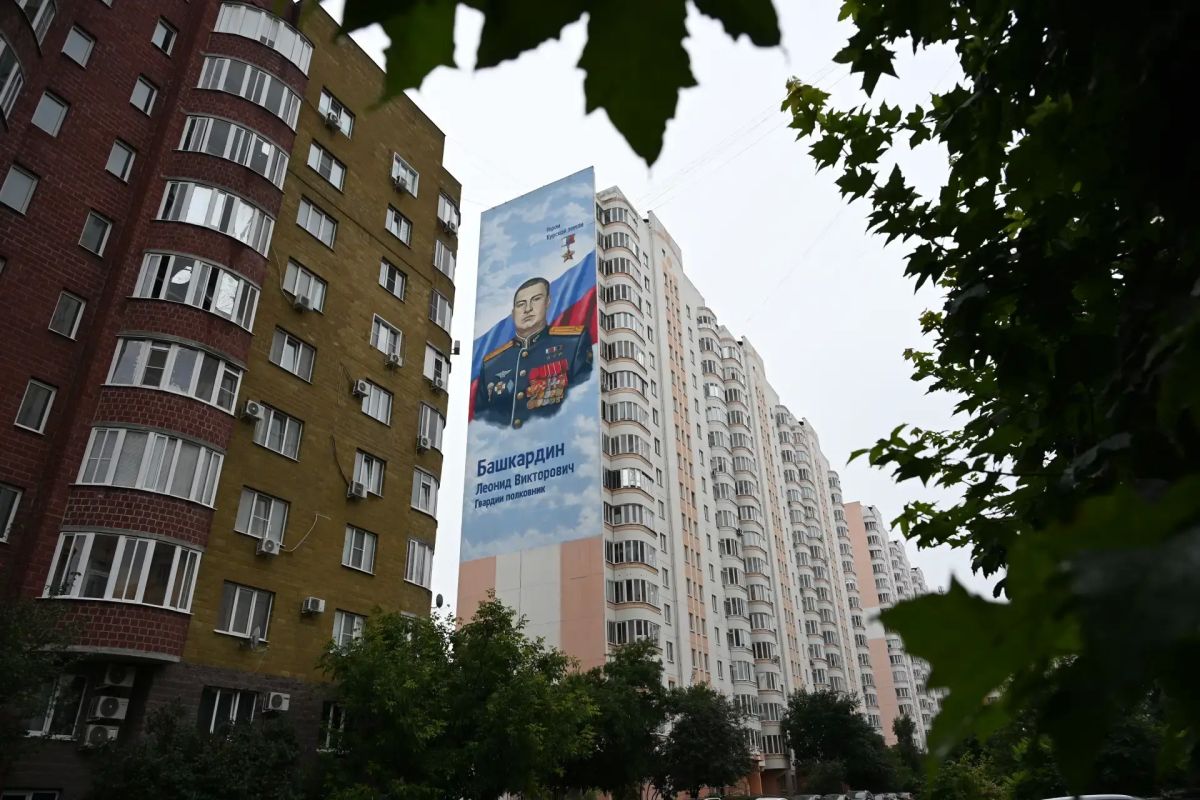 На проспекте Победы открыли мурал в честь Героя России, гвардии полковника Леонида Башкардина