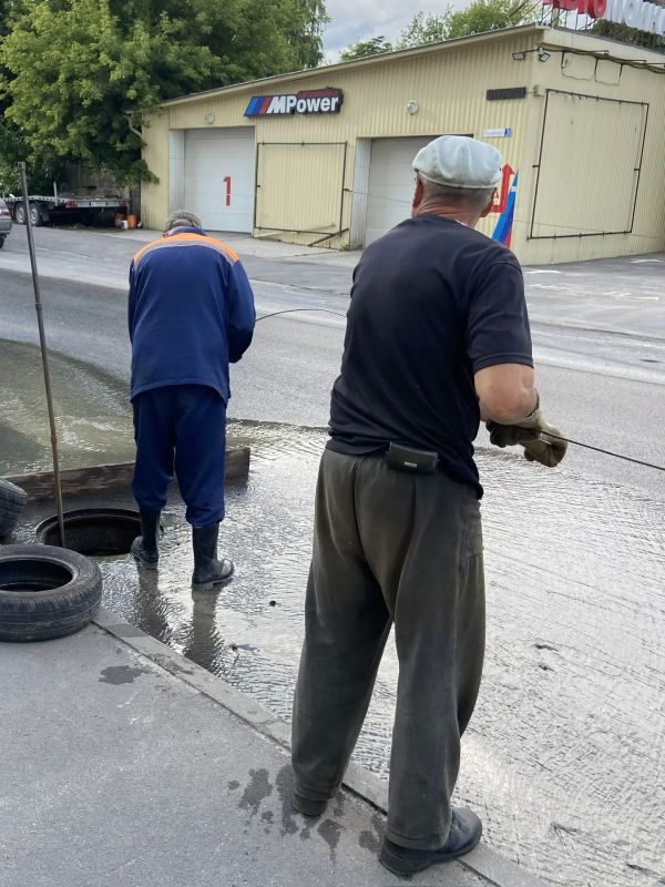 В связи с выпадением большого количества осадков канализационная сеть по улице Ольшанского запесковалась В связи с выпадением большого количества осадков канализационная сеть по улице Ольшанского запесковалась