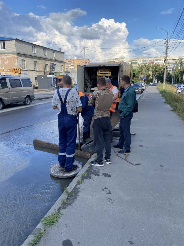 В связи с выпадением большого количества осадков канализационная сеть по улице Ольшанского запесковалась В связи с выпадением большого количества осадков канализационная сеть по улице Ольшанского запесковалась