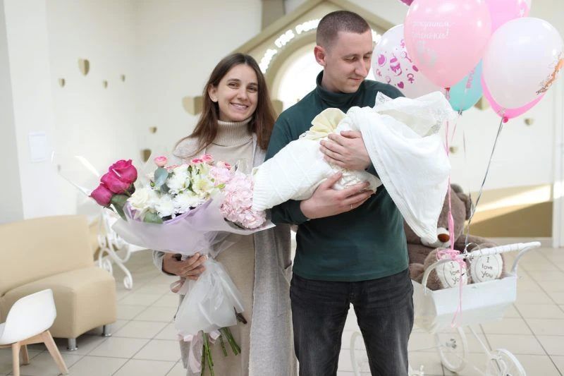 «Первыми на руки детей берут папы» «Первыми на руки детей берут папы»