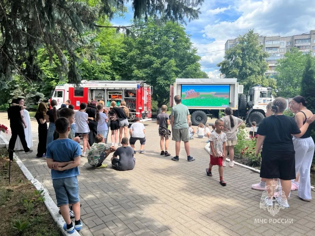 Курские спасатели провели более 20 занятий по безопасности в детских оздоровительных лагерях Курские спасатели провели более 20 занятий по безопасности в детских оздоровительных лагерях