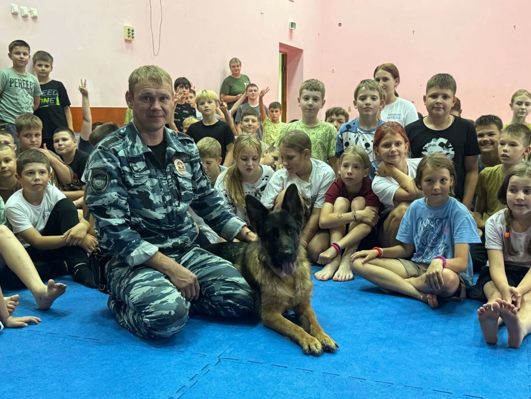 В Железногорске полицейские напомнили правила безопасного отдыха летом, рассказали о своей работе и сыграли с в футбол с воспитанниками центра военно-патриотического воспитания «Авангард» В Железногорске полицейские напомнили правила безопасного отдыха летом, рассказали о своей работе и сыграли с в футбол с воспитанниками центра военно-патриотического воспитания «Авангард»