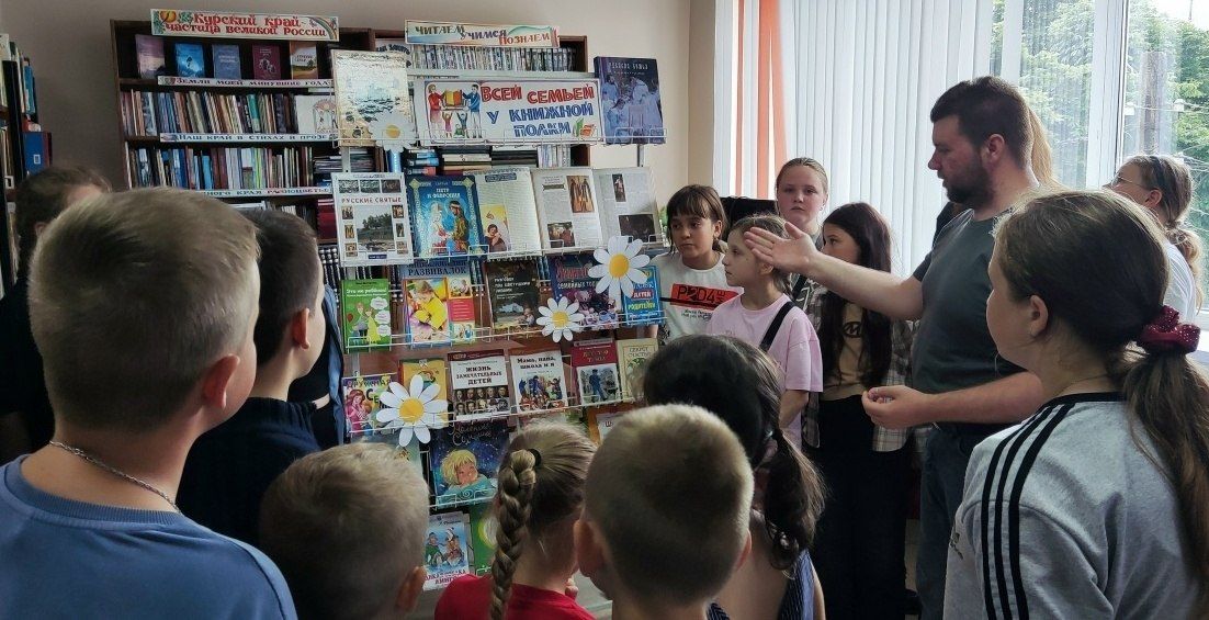 В Фатежской детской библиотеке для юных читателей прошёл обзор у выставки ко Дню семьи, любви и верности «Под крышей дома своего» В Фатежской детской библиотеке для юных читателей прошёл обзор у выставки ко Дню семьи, любви и верности «Под крышей дома своего»