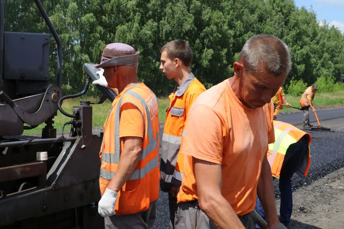 Во время летней практики студенты профильных курских вузов и ссузов проходят стажировку на дорожных объектах Курской области Во время летней практики студенты профильных курских вузов и ссузов проходят стажировку на дорожных объектах Курской области