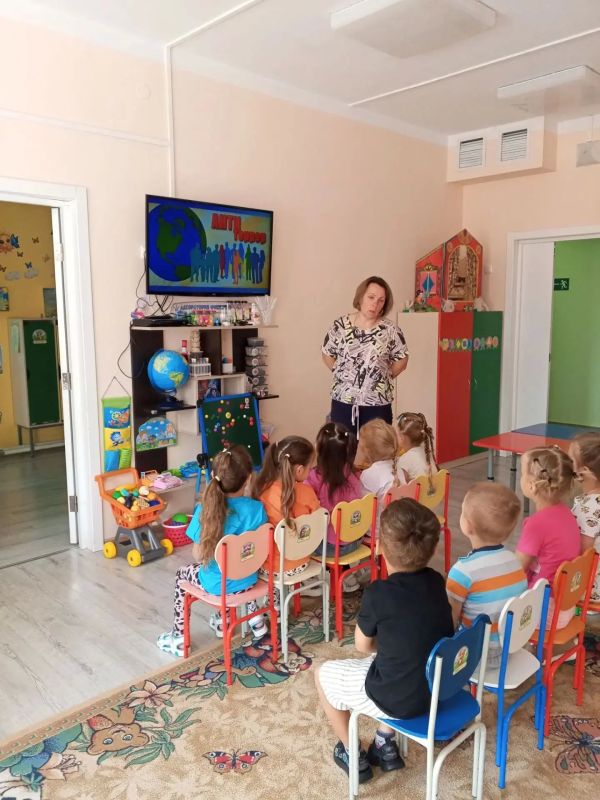 В старших группах МКДОУ "Верхнелюбажский детский сад "Солнышко" прошли тематические занятия на тему «Осторожно, терроризм!» В старших группах МКДОУ "Верхнелюбажский детский сад "Солнышко" прошли тематические занятия на тему «Осторожно, терроризм!»