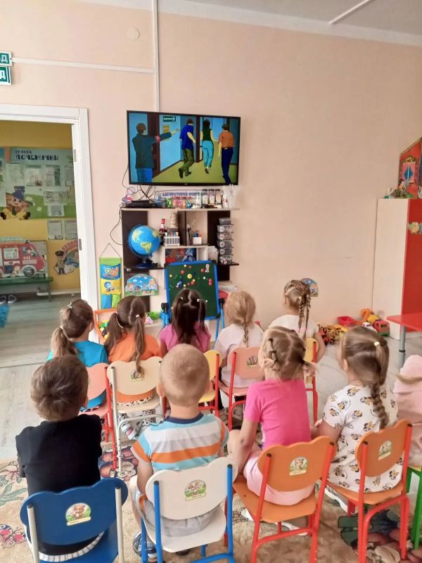 В старших группах МКДОУ "Верхнелюбажский детский сад "Солнышко" прошли тематические занятия на тему «Осторожно, терроризм!» В старших группах МКДОУ "Верхнелюбажский детский сад "Солнышко" прошли тематические занятия на тему «Осторожно, терроризм!»