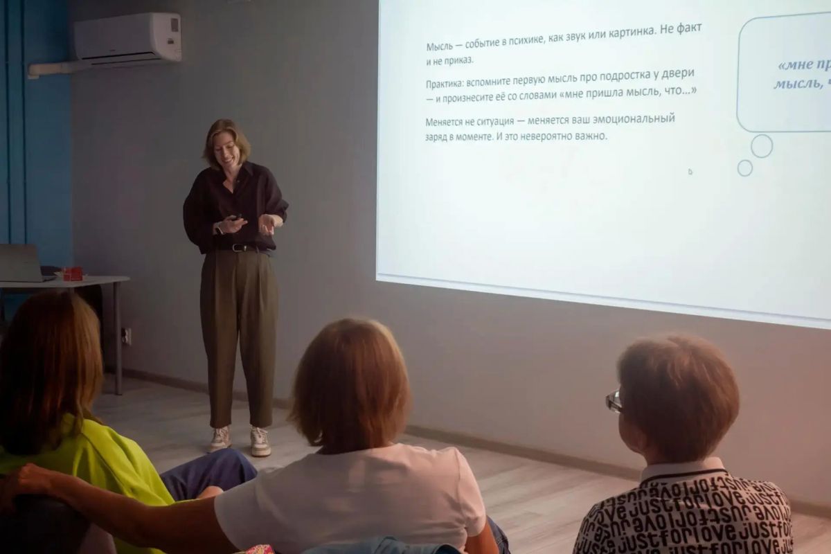 На базе городского молодежного центре социальных программ «Спектр» прошел полезный мастер-класс для родителей На базе городского молодежного центре социальных программ «Спектр» прошел полезный мастер-класс для родителей