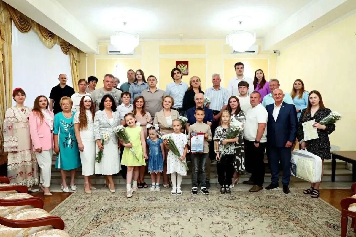 В преддверии Дня семьи, любви и верности и в сам праздничный день в Курской области прошли мероприятия, объединяющие разные поколения