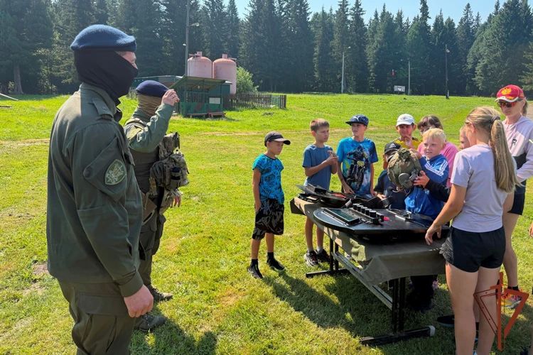В рамках акции «Каникулы с Росгвардией» стражи правопорядка провели патриотические встречи с детьми в Сибири В рамках акции «Каникулы с Росгвардией» стражи правопорядка провели патриотические встречи с детьми в Сибири