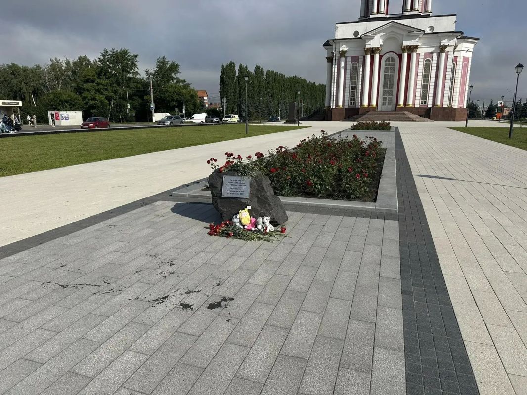 В Курске парке «Патриот» скосили траву и обрезали розы В Курске парке «Патриот» скосили траву и обрезали розы