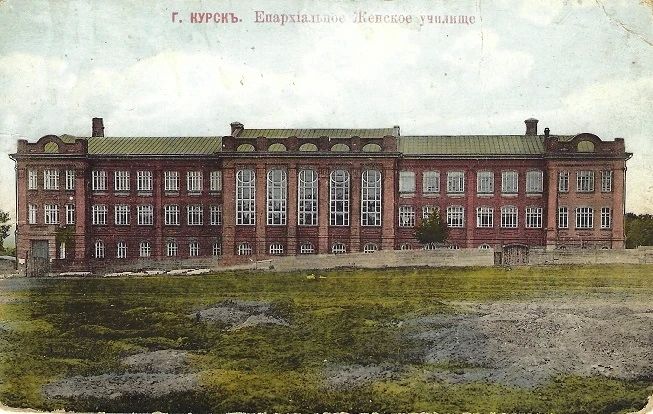 В рамках знакомства с архитектурным наследием Курска сегодня расскажем о молчаливом свидетеле целой эпохи — от гимназисток до суворовцев