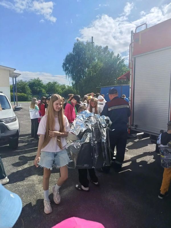 Занятия по правилам пожарной безопасности в лагере "Монолит" в Верхнем Любаже Фатежского района Занятия по правилам пожарной безопасности в лагере "Монолит" в Верхнем Любаже Фатежского района