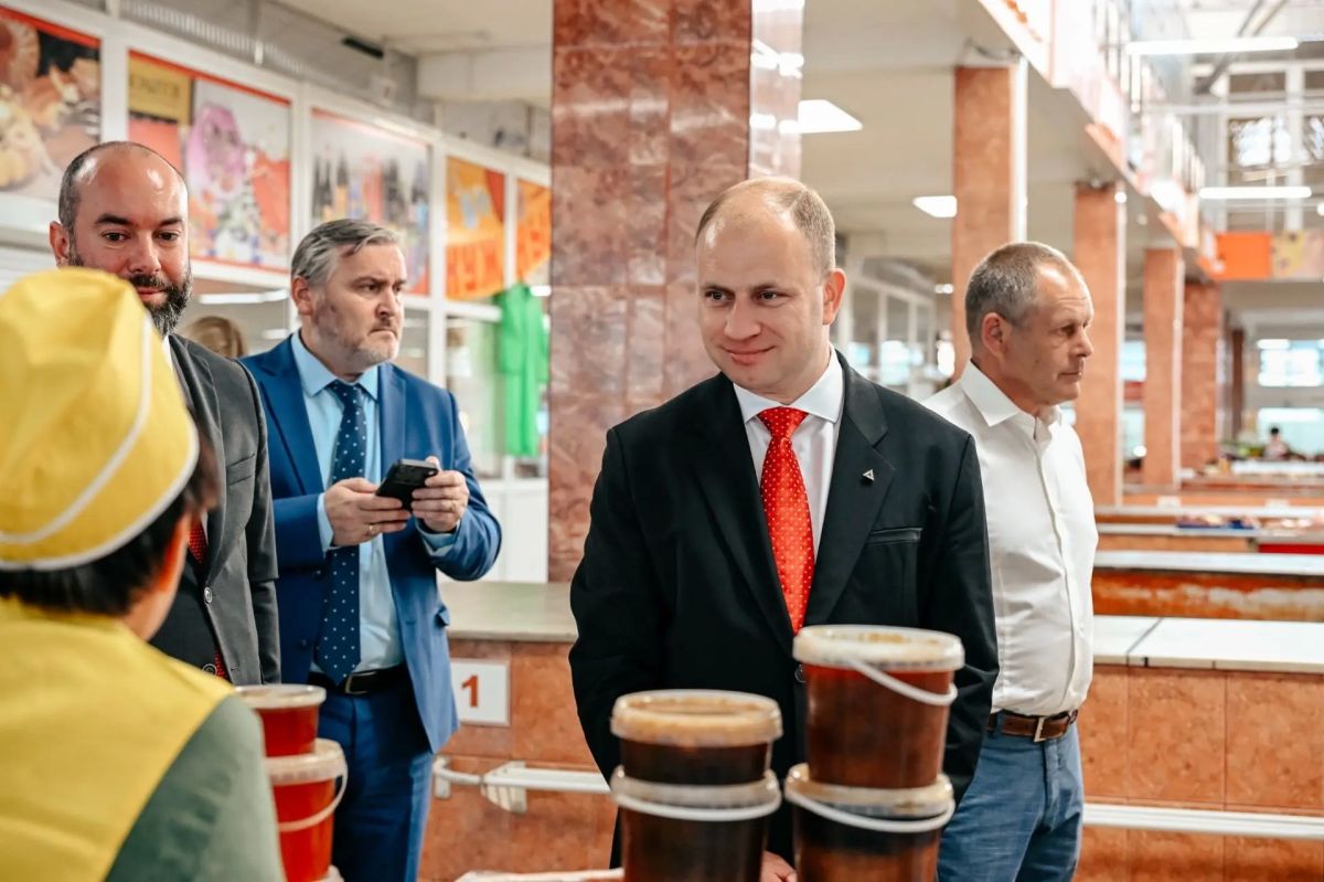 Статс-секретарь – заместитель Министра также посетил гипермаркет «Лента», который ежесуточно посещают свыше 6 тысяч курян Статс-секретарь – заместитель Министра также посетил гипермаркет «Лента», который ежесуточно посещают свыше 6 тысяч курян