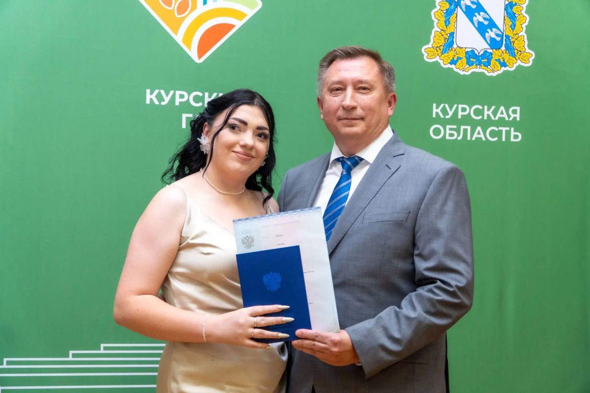 Первый заместитель губернатора – председатель Правительства Курской области Александр Чепик принял участие в торжественной церемонии вручения дипломов выпускникам экономического факультета Курского государственного аграрного... Первый заместитель губернатора – председатель Правительства Курской области Александр Чепик принял участие в торжественной церемонии вручения дипломов выпускникам экономического факультета Курского государственного аграрного...