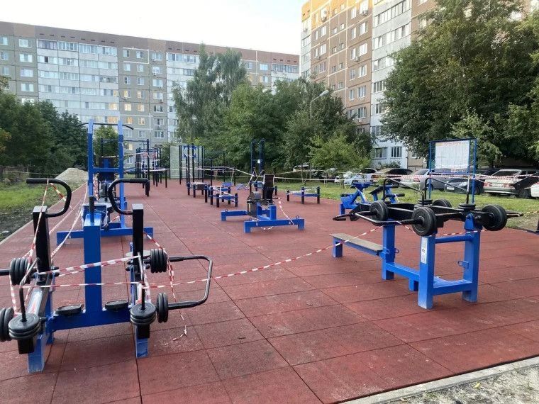 Подрядчик завершил работы на спортивной площадке ГТО по адресу Набережная 17 в г. Курчатове. Как сказал директор спортивной школы И.А.Ситников, через несколько дней, когда раствор, укрепляющий основания тренажёров полностью...