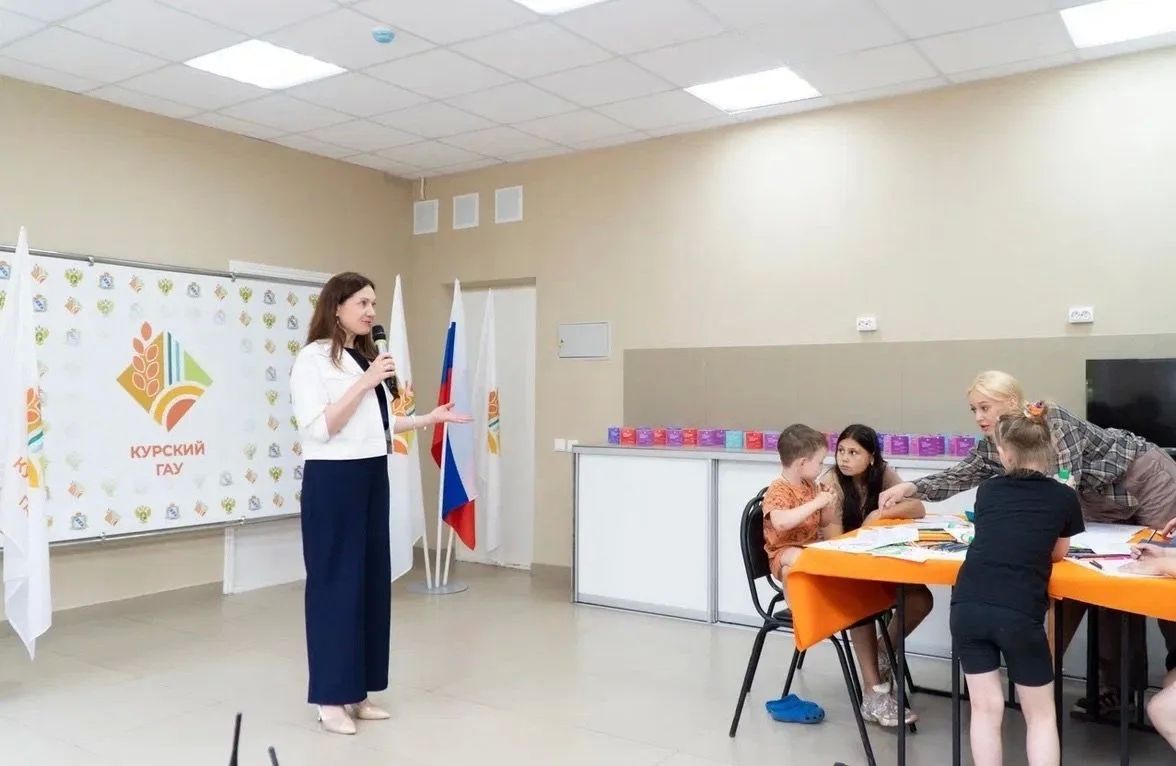 Заместитель губернатора - руководитель Представительства Курской области при Правительстве Российской Федерации Галина Авдонина передала подарки детям, проживающим в пункте временного размещения на территории Курского... Заместитель губернатора - руководитель Представительства Курской области при Правительстве Российской Федерации Галина Авдонина передала подарки детям, проживающим в пункте временного размещения на территории Курского...