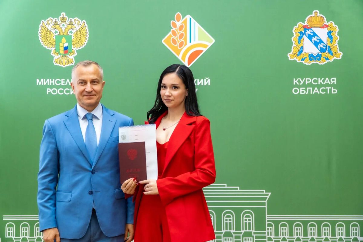 Первый заместитель губернатора – председатель Правительства Курской области Александр Чепик принял участие в торжественной церемонии вручения дипломов выпускникам экономического факультета Курского государственного аграрного... Первый заместитель губернатора – председатель Правительства Курской области Александр Чепик принял участие в торжественной церемонии вручения дипломов выпускникам экономического факультета Курского государственного аграрного...