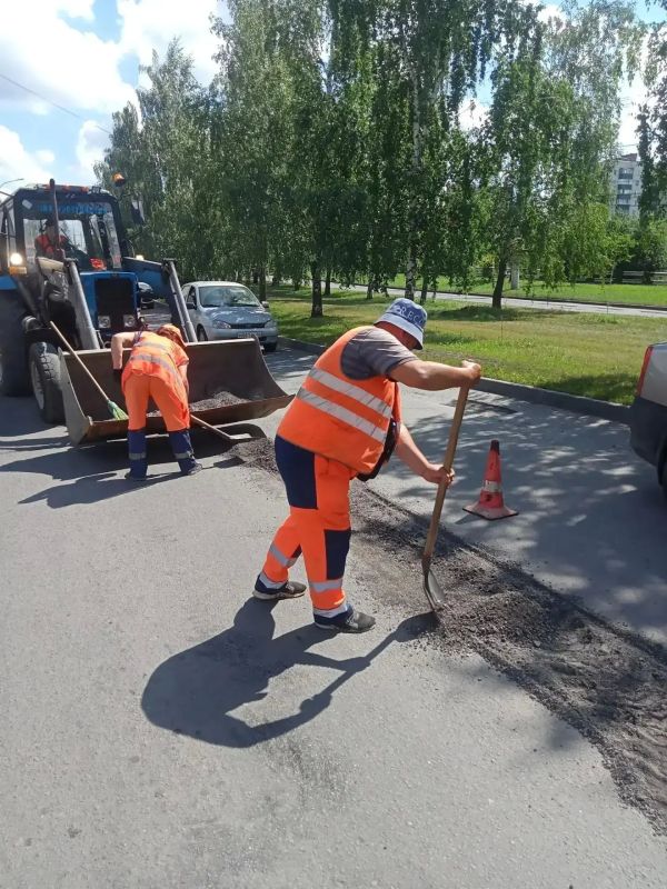 В Курске на трех улицах заделывают выбоины на дороге