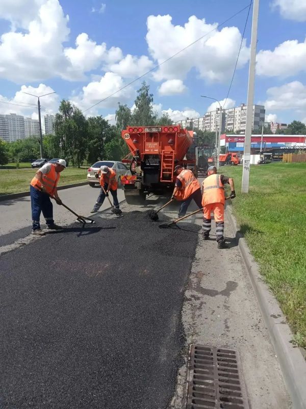 В Курске на трех улицах заделывают выбоины на дороге В Курске на трех улицах заделывают выбоины на дороге